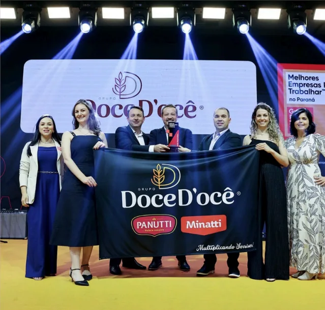Equipe do Grupo Doce D’ocê em uma cerimônia de reconhecimento das melhores empresas para trabalhar
